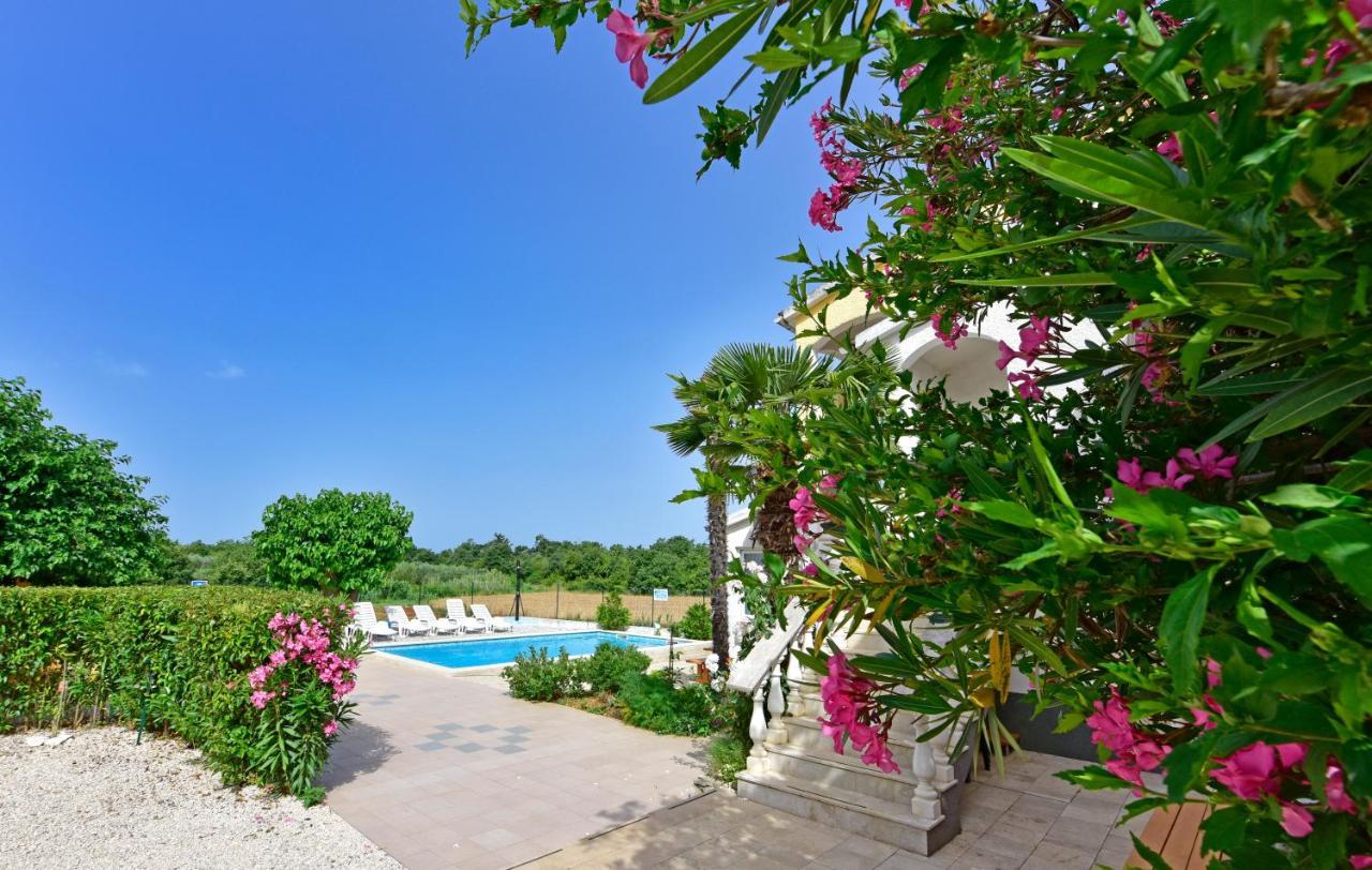 Apartments Ella Пореч Екстер'єр фото